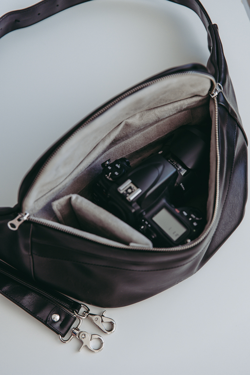 fotobrašna ledvinka s fotoaparátem a objektivem